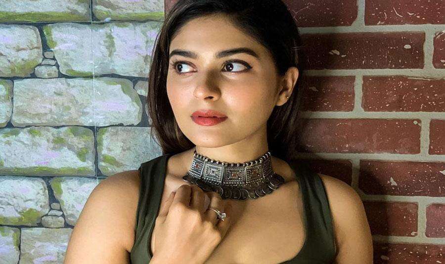 சரக்கு அடிக்காமலேயே போதை ஏத்தும் நடிகை… இருட்டு அறையில் முரட்டுக்குத்து நடிகையின் ஹாட் பிக்ஸ் !