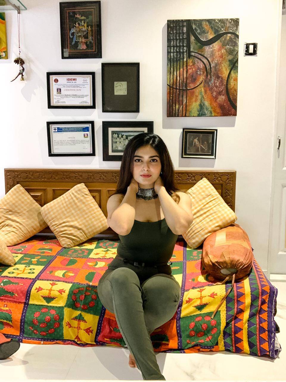 சரக்கு அடிக்காமலேயே போதை ஏத்தும் நடிகை… இருட்டு அறையில் முரட்டுக்குத்து நடிகையின் ஹாட் பிக்ஸ் !