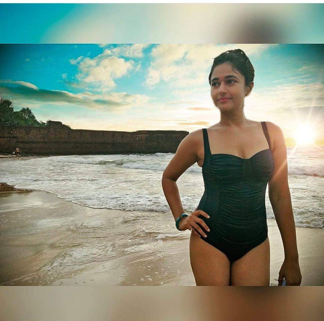 Actress Poonam Bajwa flaunts her toned body in black bikini while getting sun-soaked