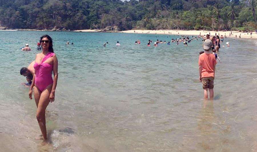 நீச்சல் உடையில் நடிகை கஸ்தூரி ! புகைப்படம் வைரல் !!