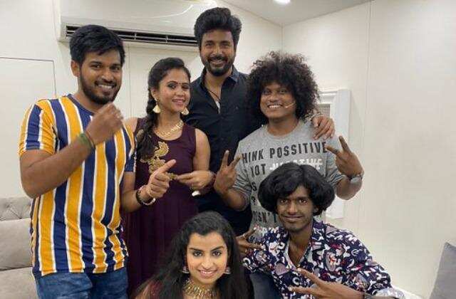 குக் வித் கோமாளி' டீமுடன் நடிகர் சிவகார்த்தி திடீர் சந்திப்பு…விஜே மணிமேகலை நெகிழ்ச்சி பதிவு!