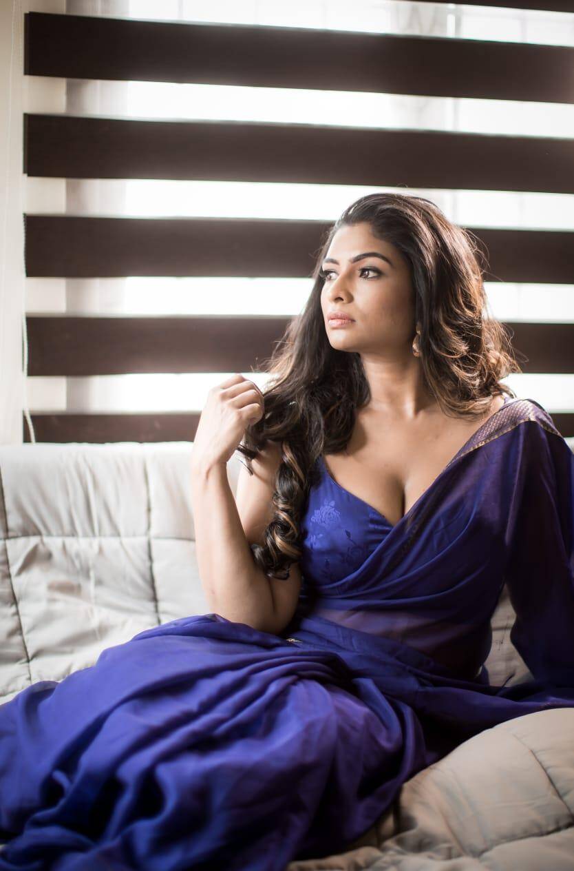 VJ Maheswari leaves her fans spell bound in a photoshoot with glamorous attire!