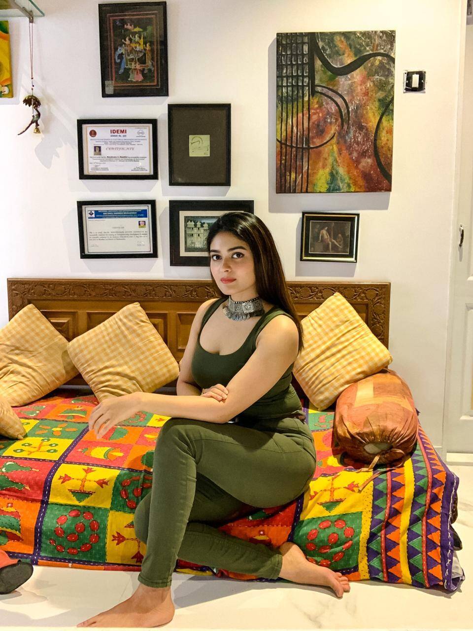 சரக்கு அடிக்காமலேயே போதை ஏத்தும் நடிகை… இருட்டு அறையில் முரட்டுக்குத்து நடிகையின் ஹாட் பிக்ஸ் !