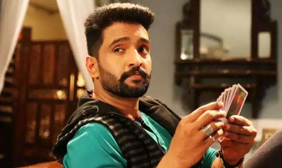 Santhanam donning in three looks in “Biskoth”