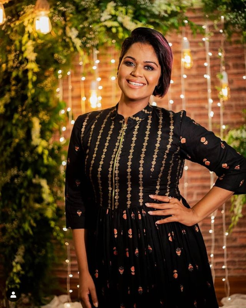 குழந்தையுடன் இருக்கும் புகைப்படத்தை வெளியிட்டு இன்ப அதிர்ச்சி கொடுத்த பாடகி ரம்யா NSK..