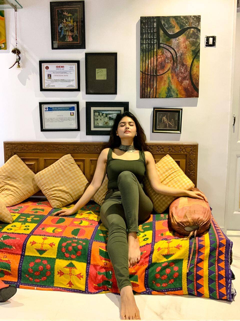 சரக்கு அடிக்காமலேயே போதை ஏத்தும் நடிகை… இருட்டு அறையில் முரட்டுக்குத்து நடிகையின் ஹாட் பிக்ஸ் !