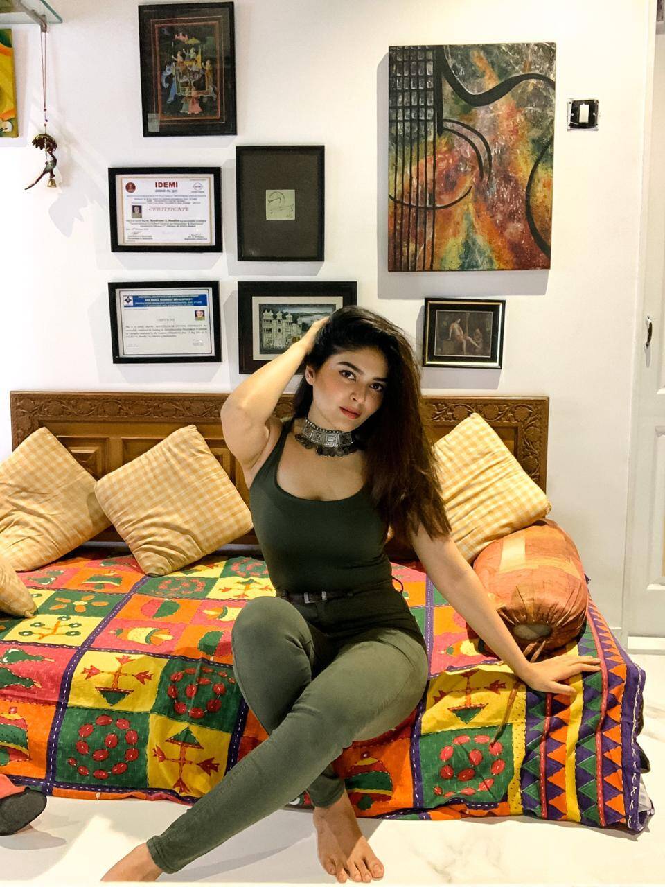 சரக்கு அடிக்காமலேயே போதை ஏத்தும் நடிகை… இருட்டு அறையில் முரட்டுக்குத்து நடிகையின் ஹாட் பிக்ஸ் !