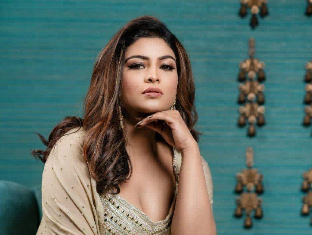 VJ Maheswari leaves her fans spell bound in a photoshoot with glamorous attire!