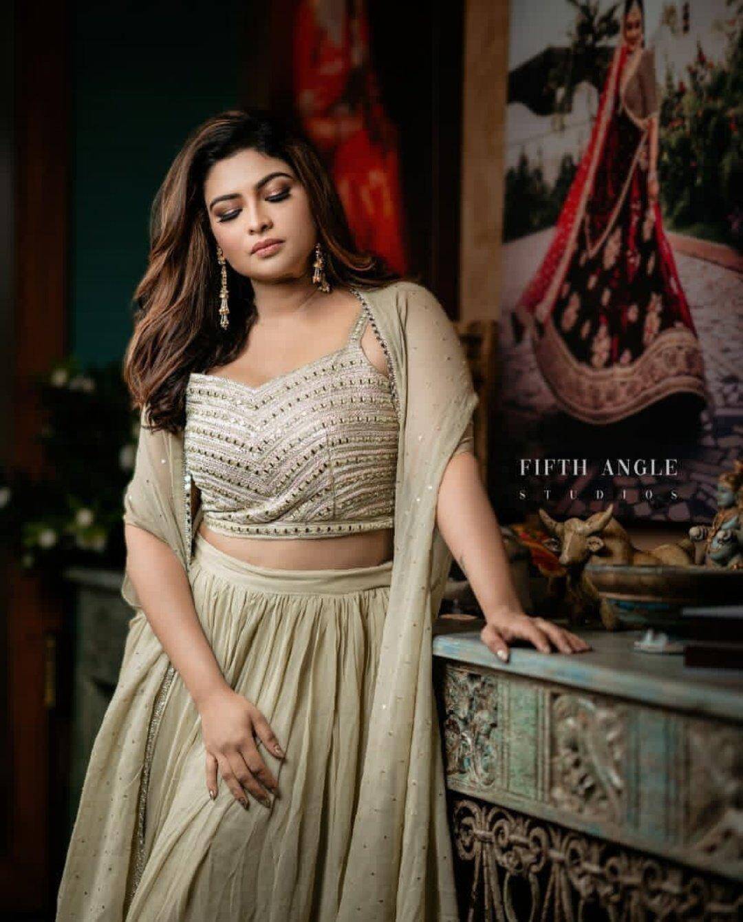 VJ Maheswari leaves her fans spell bound in a photoshoot with glamorous attire!