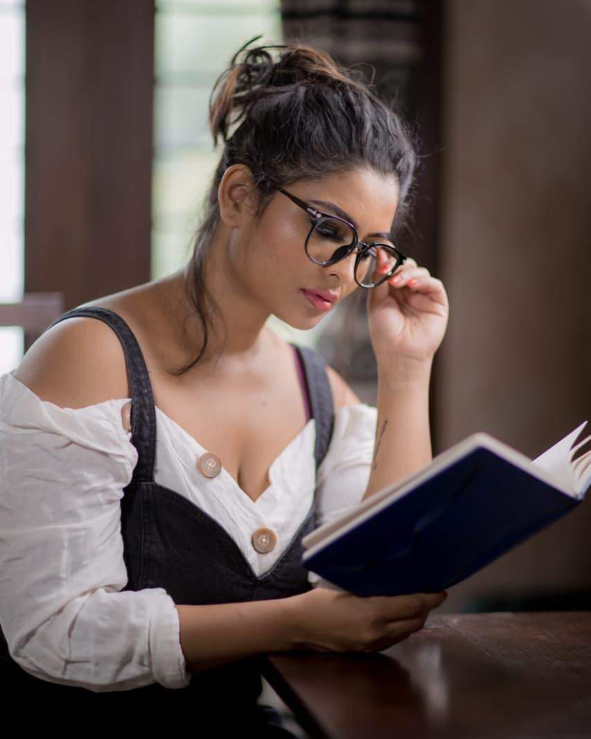 VJ Maheswari leaves her fans spell bound in a photoshoot with glamorous attire!