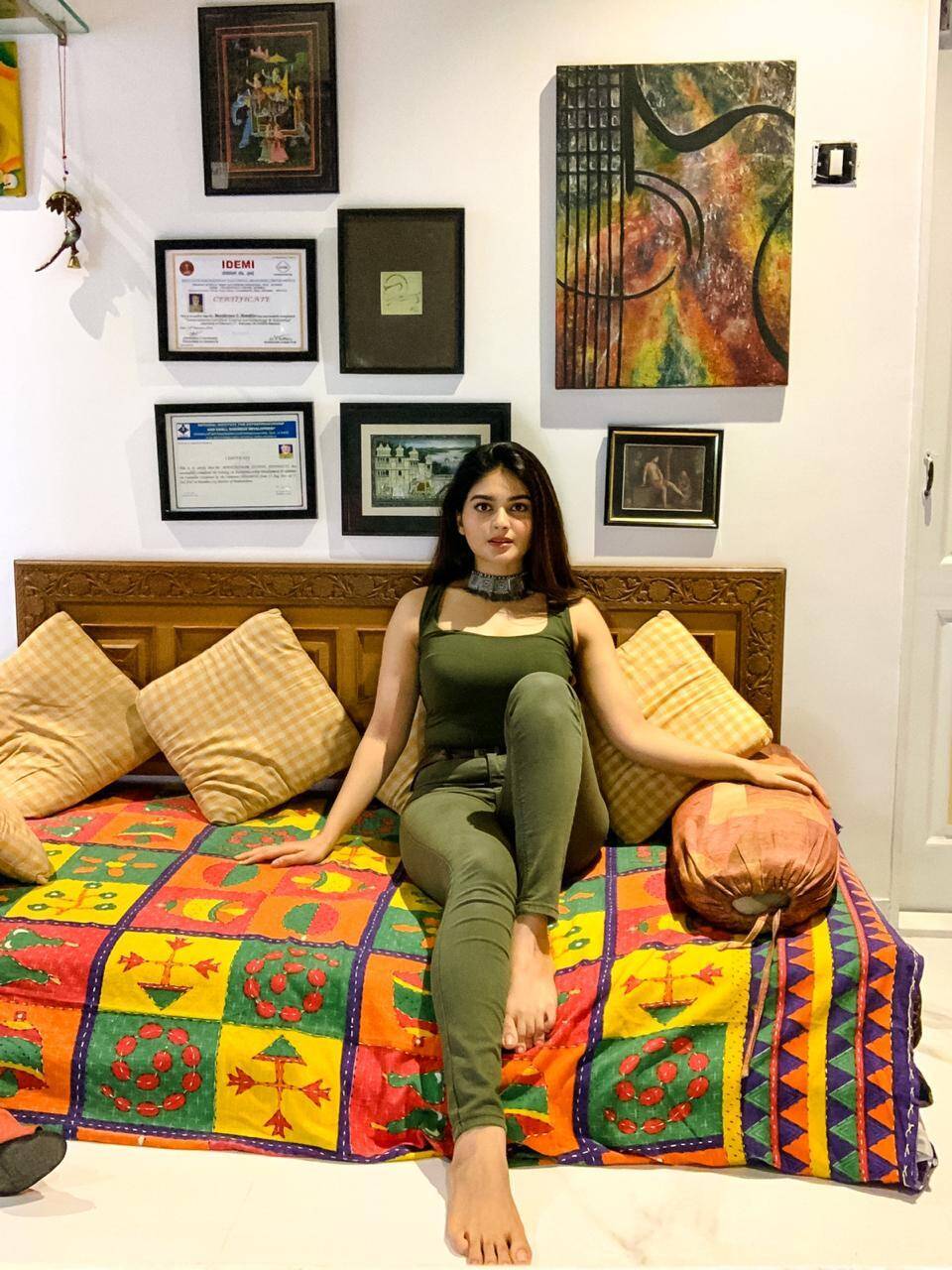 சரக்கு அடிக்காமலேயே போதை ஏத்தும் நடிகை… இருட்டு அறையில் முரட்டுக்குத்து நடிகையின் ஹாட் பிக்ஸ் !