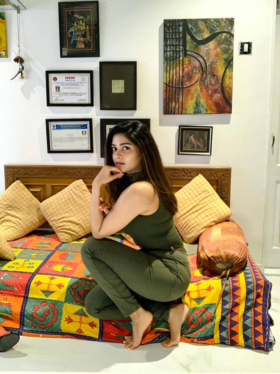 சரக்கு அடிக்காமலேயே போதை ஏத்தும் நடிகை… இருட்டு அறையில் முரட்டுக்குத்து நடிகையின் ஹாட் பிக்ஸ் !