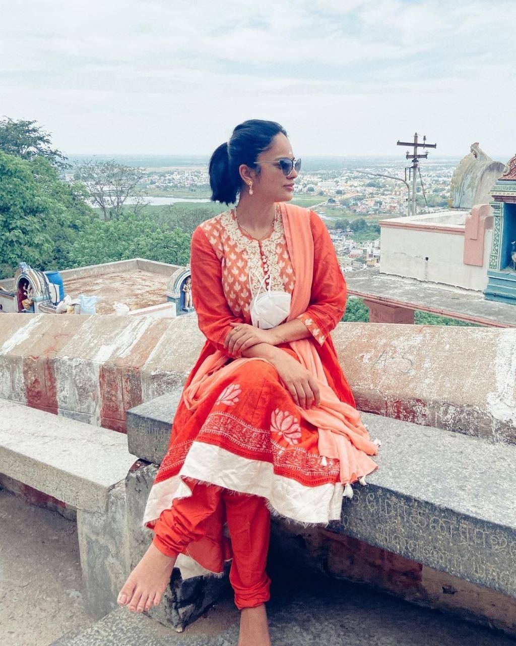 Actress Nandita Swetha visits Palani Murugan temple