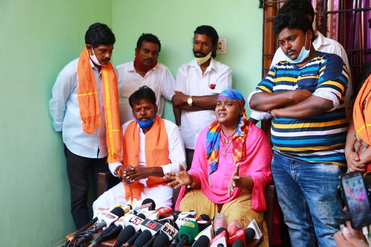 All India Hindu People’s Assembly extends financial aid to the ailing Angadi Theru actress