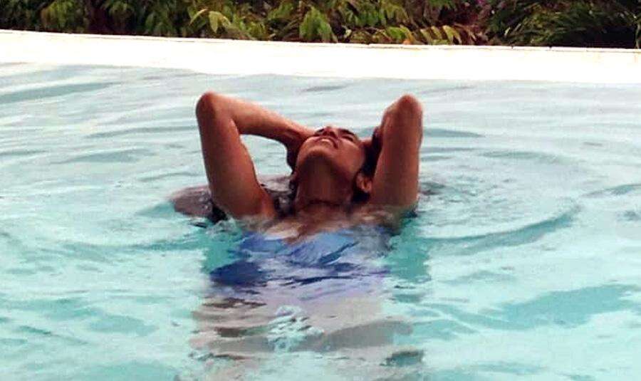 நீச்சல் உடையில் நடிகை கஸ்தூரி ! புகைப்படம் வைரல் !!