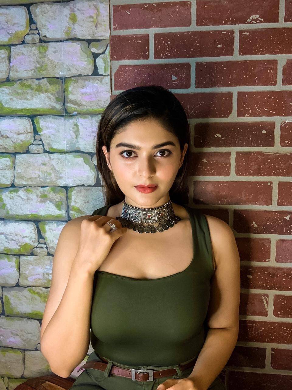 சரக்கு அடிக்காமலேயே போதை ஏத்தும் நடிகை… இருட்டு அறையில் முரட்டுக்குத்து நடிகையின் ஹாட் பிக்ஸ் !