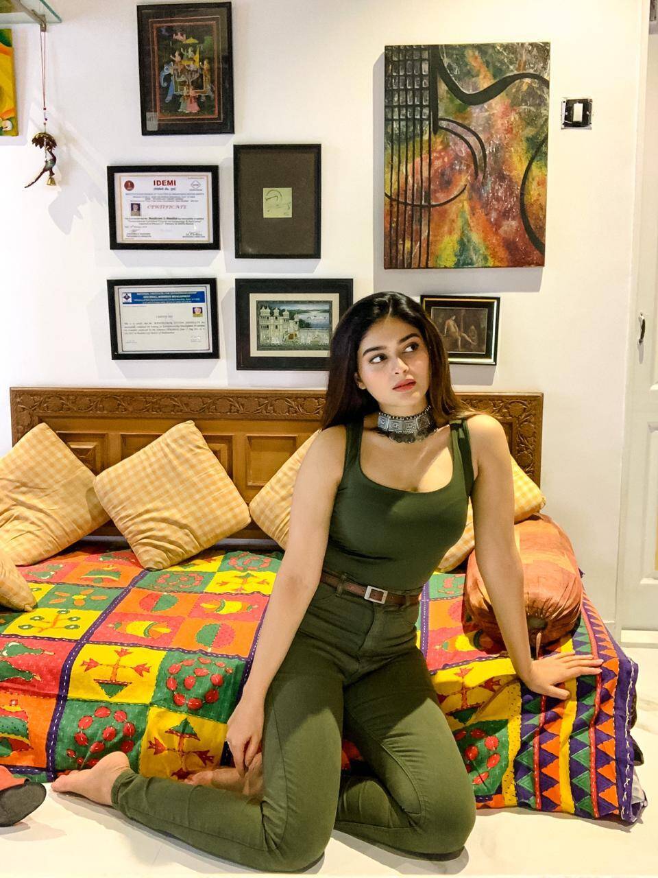 சரக்கு அடிக்காமலேயே போதை ஏத்தும் நடிகை… இருட்டு அறையில் முரட்டுக்குத்து நடிகையின் ஹாட் பிக்ஸ் !