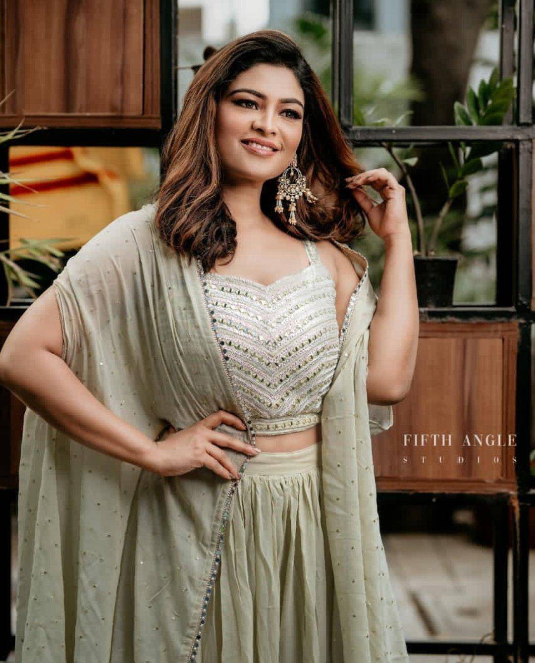 VJ Maheswari leaves her fans spell bound in a photoshoot with glamorous attire!