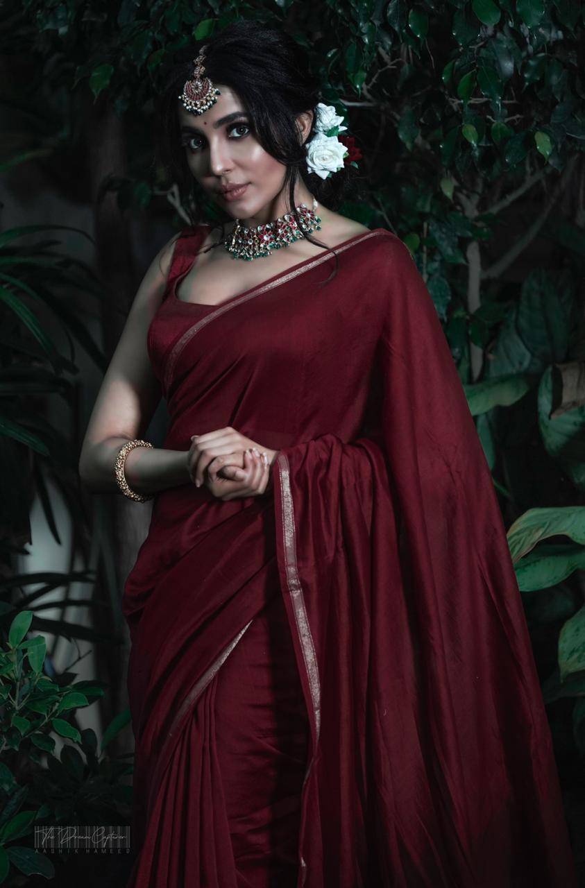 Parvathy Nair in an enchanting red saree makes all men go ‘ooh la la’.