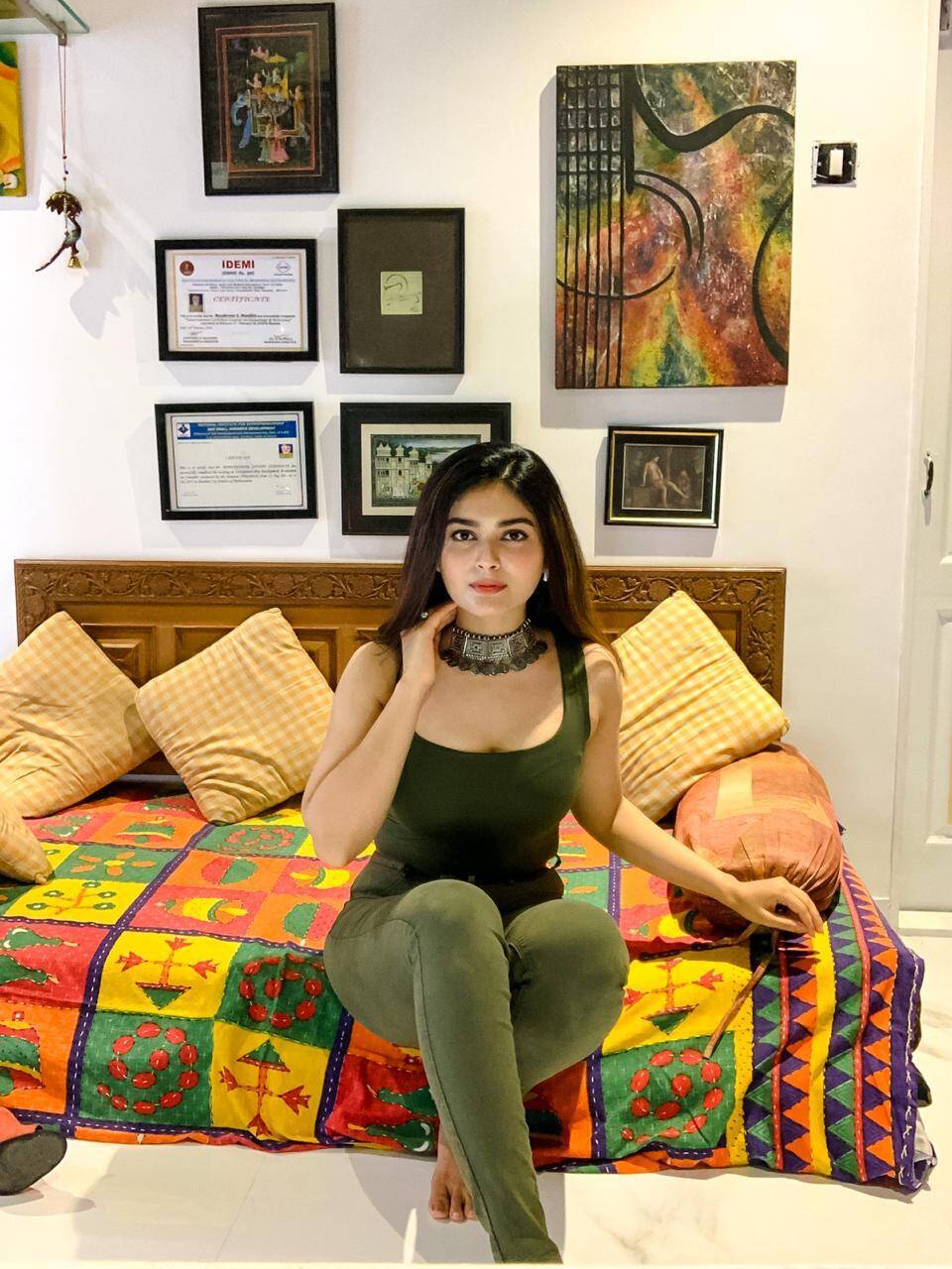 சரக்கு அடிக்காமலேயே போதை ஏத்தும் நடிகை… இருட்டு அறையில் முரட்டுக்குத்து நடிகையின் ஹாட் பிக்ஸ் !