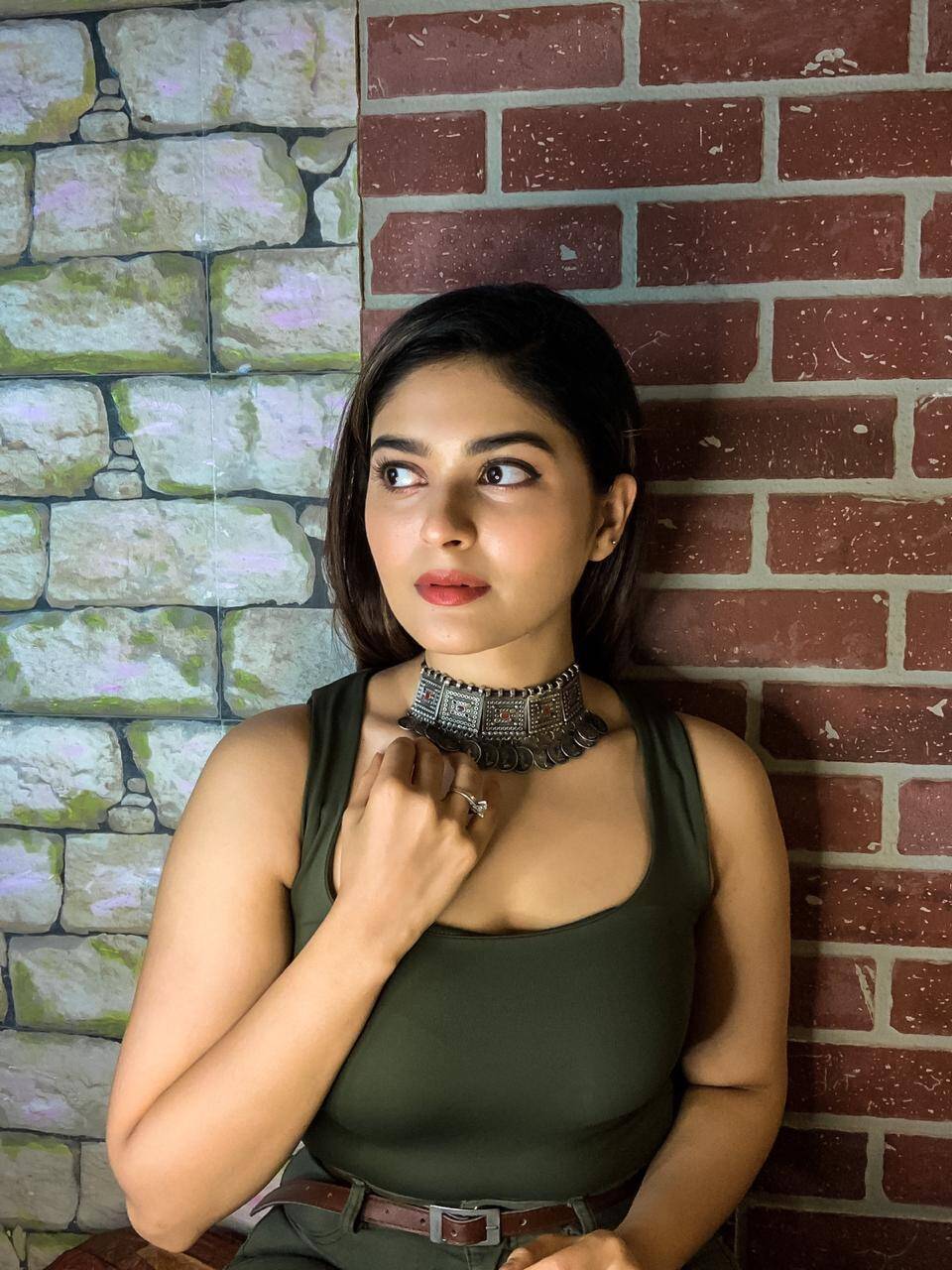 சரக்கு அடிக்காமலேயே போதை ஏத்தும் நடிகை… இருட்டு அறையில் முரட்டுக்குத்து நடிகையின் ஹாட் பிக்ஸ் !