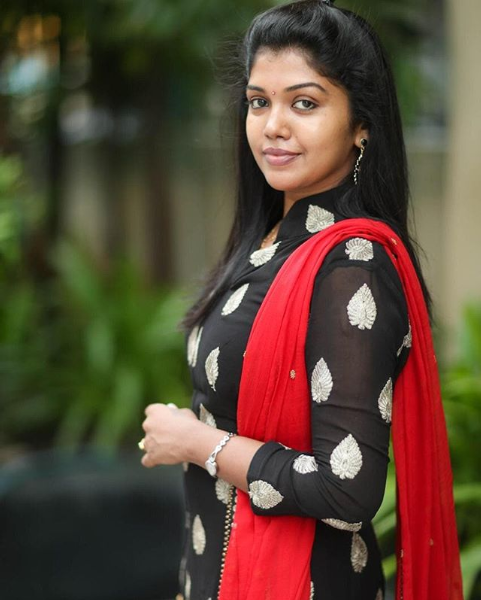 Actress Riythvika hits back at a hatemonger for critiquing her caste