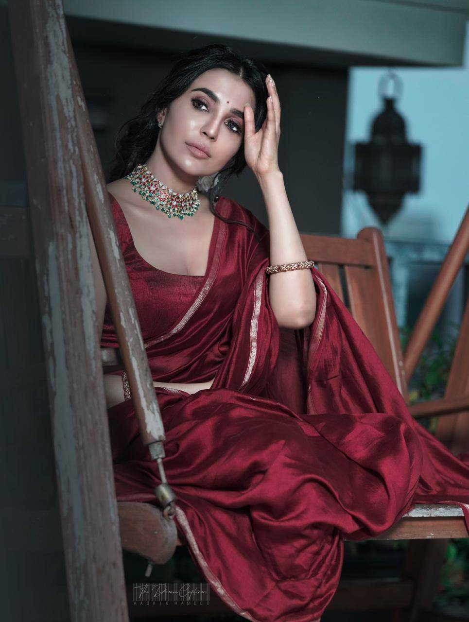 Parvathy Nair in an enchanting red saree makes all men go ‘ooh la la’.