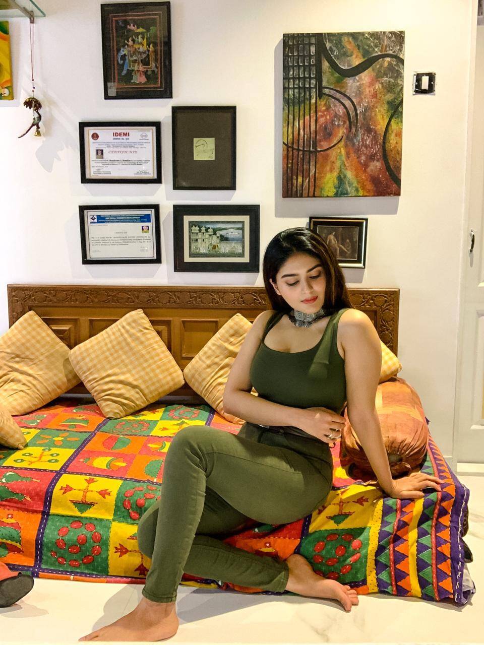 சரக்கு அடிக்காமலேயே போதை ஏத்தும் நடிகை… இருட்டு அறையில் முரட்டுக்குத்து நடிகையின் ஹாட் பிக்ஸ் !