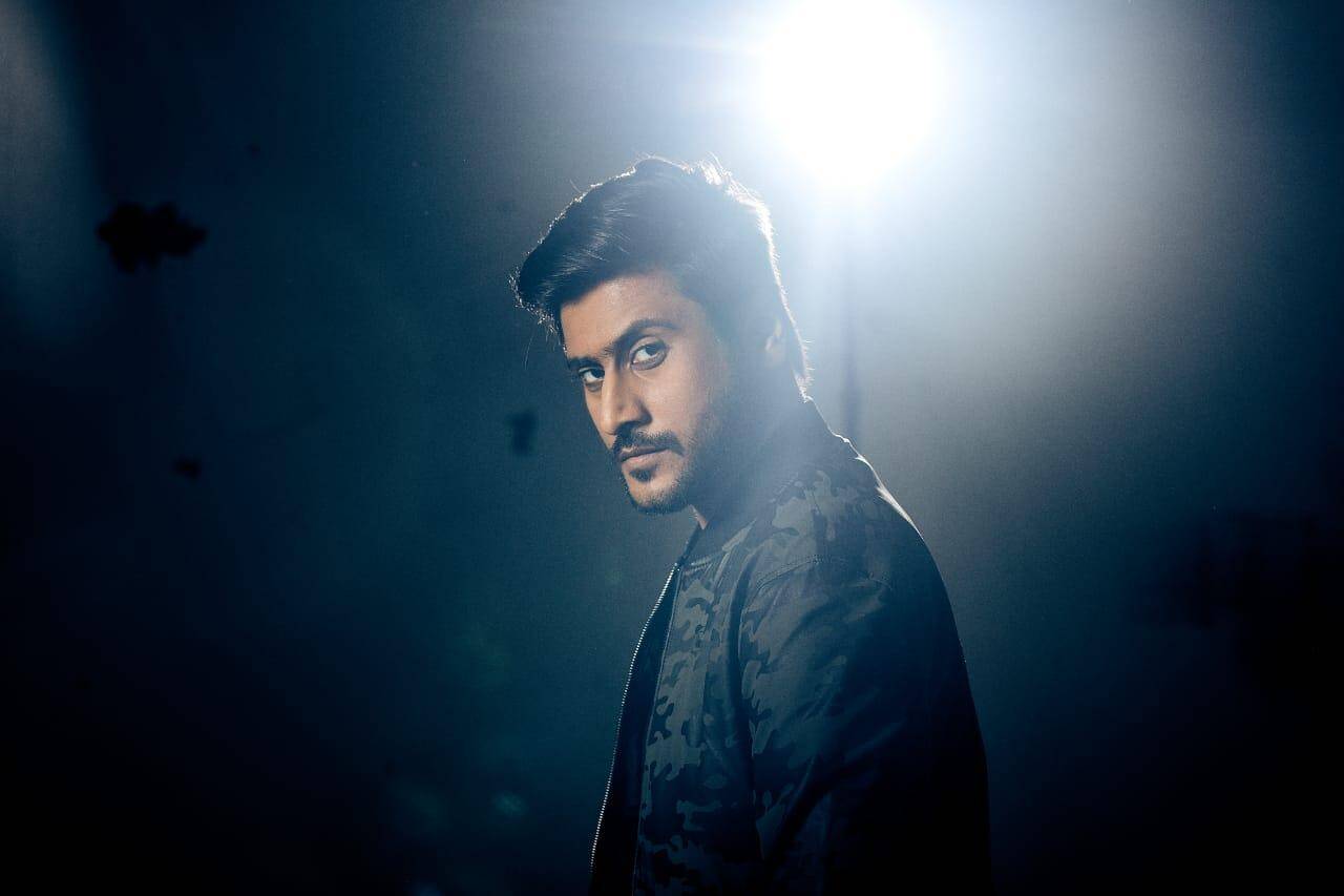 Intriguing second look poster of “Andha Naal” unveiled