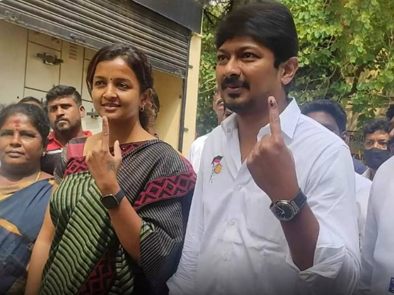 மனைவி கிருத்திகா உடன் வாக்கு செலுத்திய உதயநிதி ஸ்டாலின்!