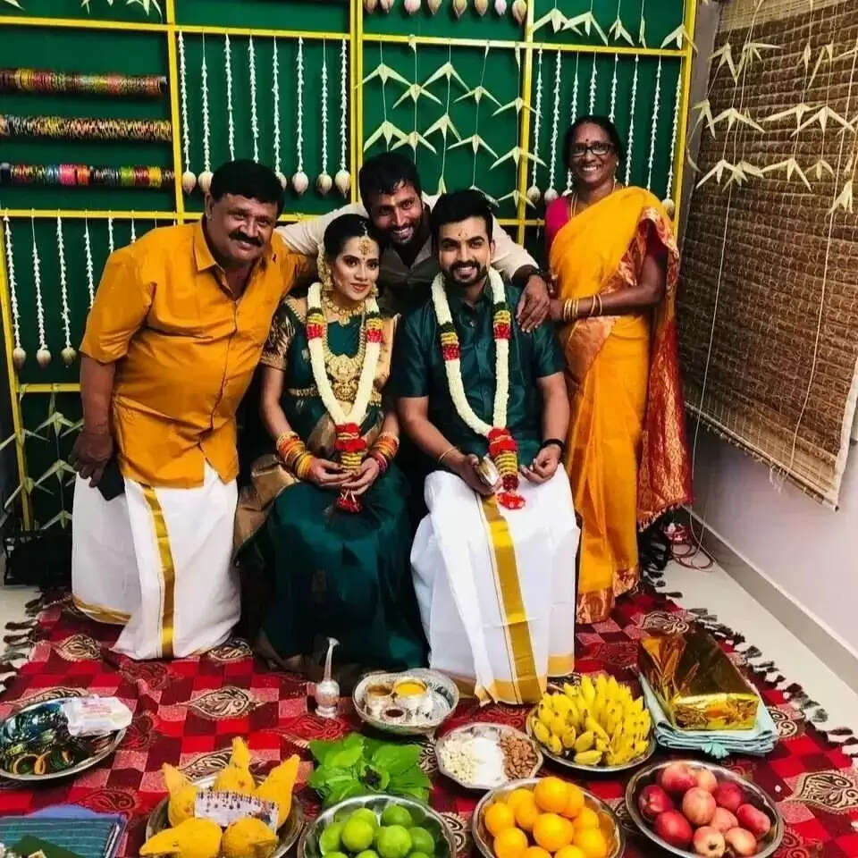 thamizhum saraswathiyum serial actor navin vetri wife sowmya