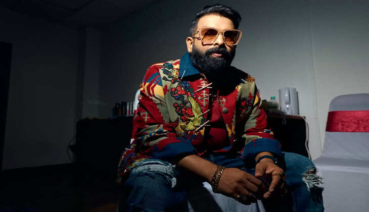 சந்தோஷ் நாராயணனுக்கு டச்-அப் செய்த நடிகர் எஸ்.ஜே.சூர்யா