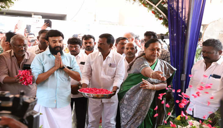 விஜயகாந்த் நினைவிடத்தில் நடிகர் மோகன் அஞ்சலி