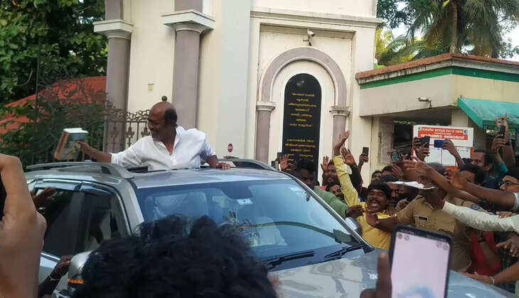 ரஜினியை காணக்குவிந்த கேரளத்து மக்கள்... ஹாய் சொன்ன ரஜினி...