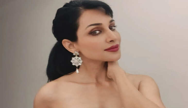  Flora Saini 
