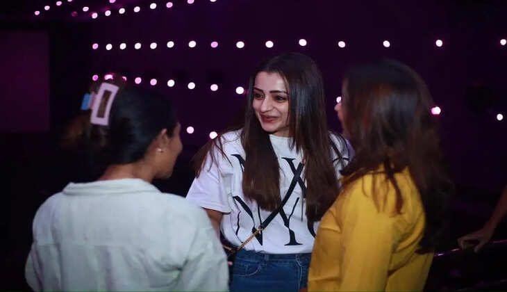 லியோ படத்தை ரசிகர்களுடன் சேர்ந்து பார்த்த த்ரிஷா